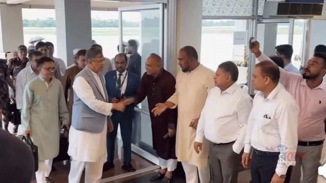 স্বাগত জানানো হচ্ছে স্বরাষ্ট্রমন্ত্রী সালাহউদ্দিন আহমেদকে