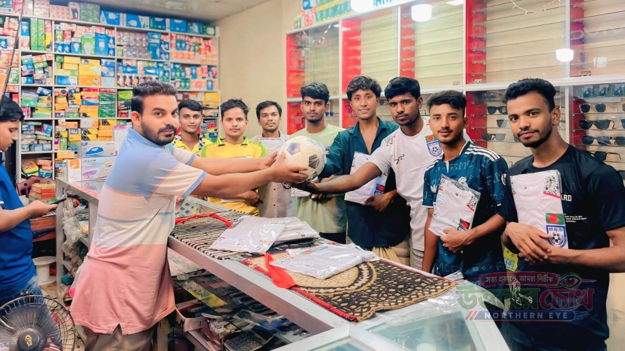 মাদকমুক্ত সমাজ গড়তে তরুণদের মাঝে ফুটবল ও জার্সি বিতরণ